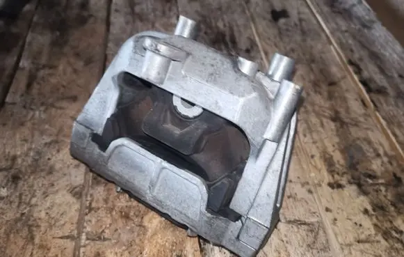 Volkswagen Touran II Engine mount bracket