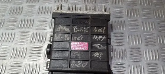 Volkswagen PASSAT B3 Engine control unit/module 893907404A 0261200222