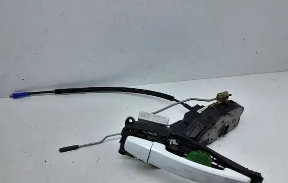 Chevrolet Cruze Front door lock 13578277