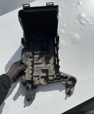 Volkswagen PASSAT B6 Battery box tray 1K0915333C