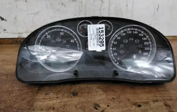 Volkswagen PASSAT B5.5 Speedometer (instrument cluster) 3b0920929a