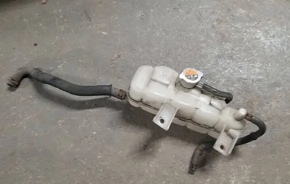 Nissan Note (E12) Coolant expansion tank/reservoir