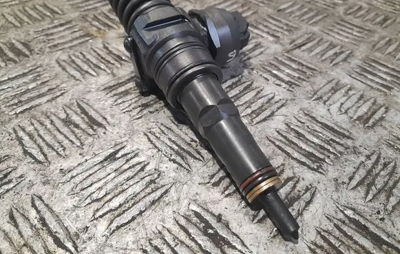 Volkswagen Golf V Fuel injector 038130073ag 0414720215