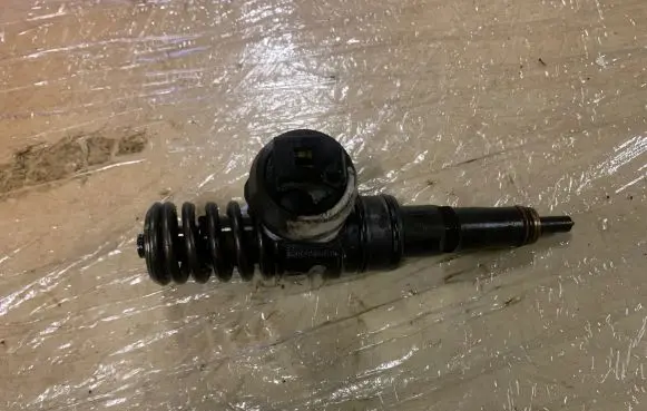 Volkswagen PASSAT B6 Fuel injector 0414720215