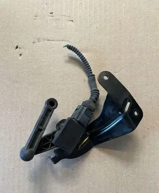 Headlight/headlamp level sensor