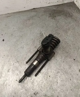 Volkswagen PASSAT B6 Fuel injector 03G130073T