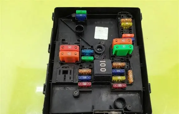 Skoda Yeti (5L) Fuse box set 1K0937125D