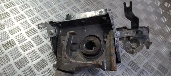 Citroen Xsara Picasso Engine mount bracket 9638136580