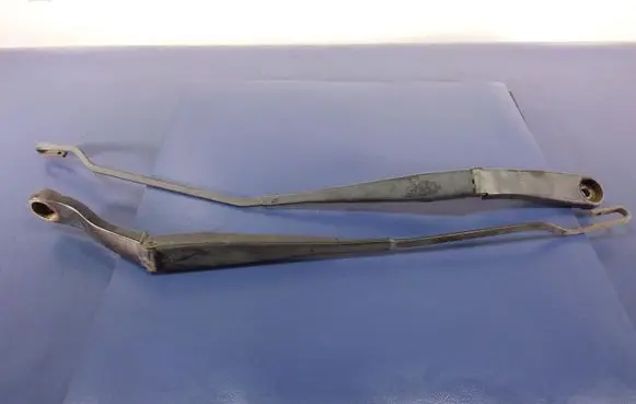 Chrysler Sebring (ST-22 - JR) Front wiper blade arm