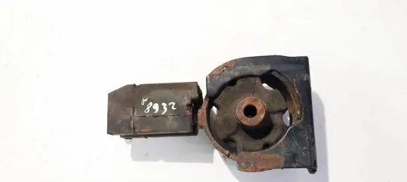 Toyota RAV 4 (XA20) Engine mount bracket