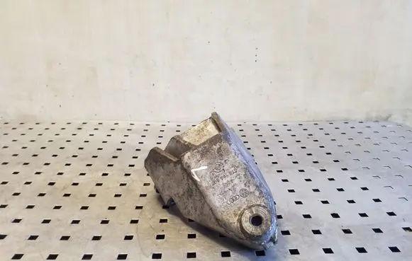 Engine mounting bracket
