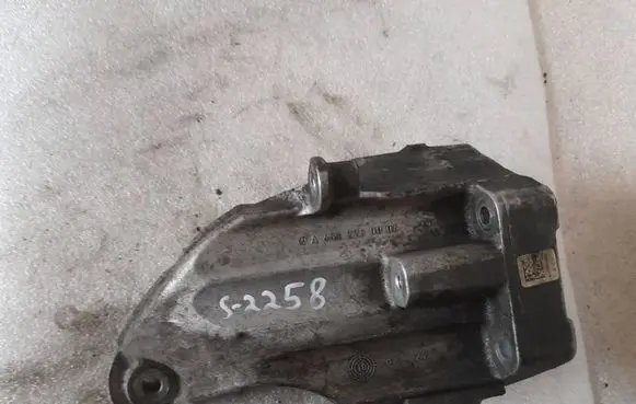 Mercedes-Benz E W212 Engine mounting bracket a6512230004 6512230004