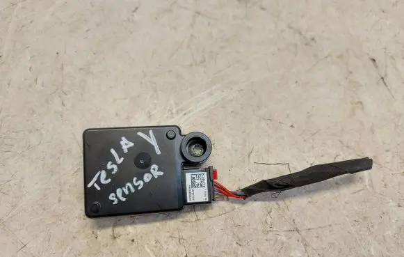 Tesla Model Y Distronic sensor radar 