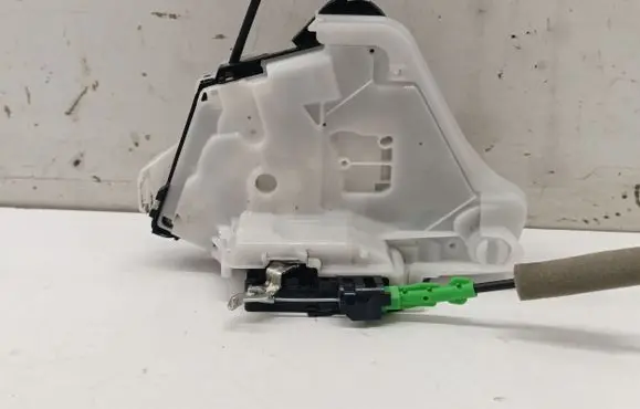 Nissan Qashqai J12 Front door lock