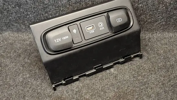 Hyundai Santa Fe USB socket connector 96120S1100 84631S1010