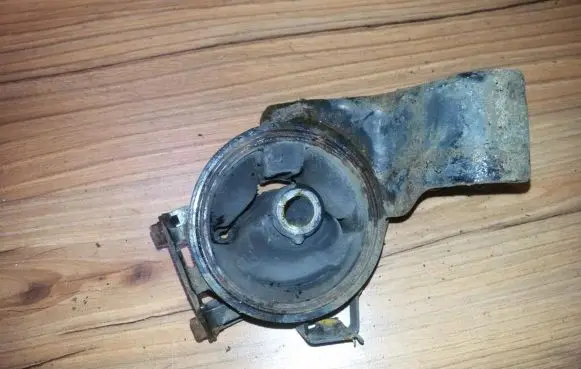 Mitsubishi Colt Engine mount bracket mr223881