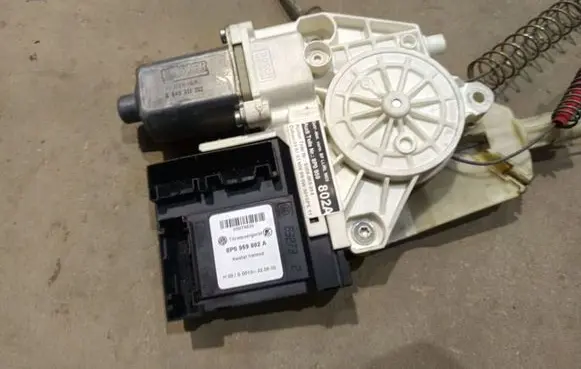 Audi A3 S3 8P Front door window regulator motor 8P0959802A