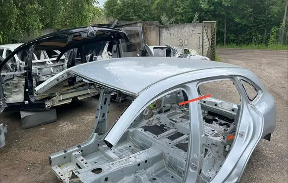 Mercedes-Benz EQC Roof
