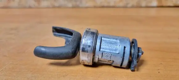 Ford Mondeo Mk III Ignition lock Uc592300