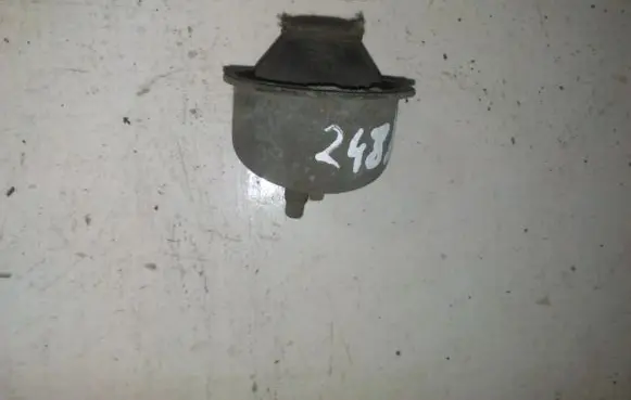 Peugeot 206 Engine mount bracket
