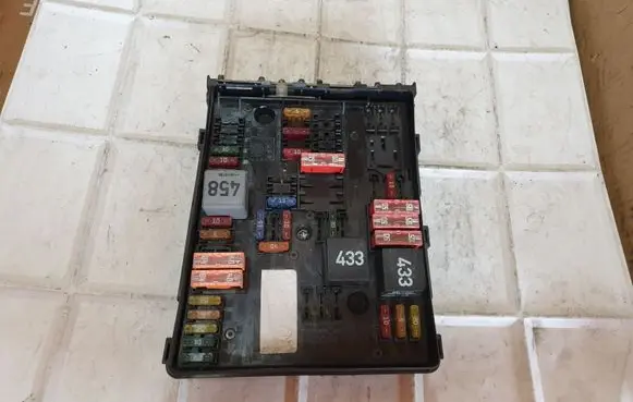 Volkswagen Golf V Fuse module 1K0937124K