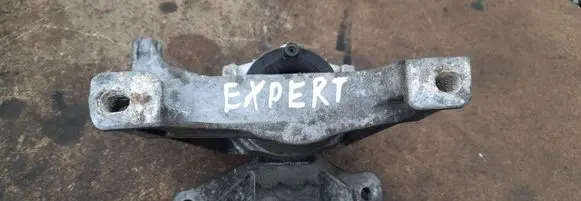 Engine mount vacuum valve