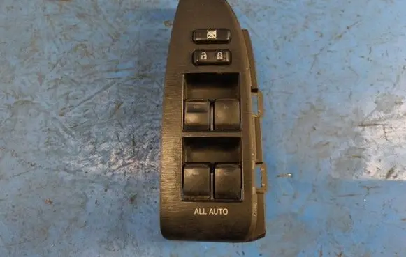 Toyota Prius (XW30) Electric window control switch 8404033100