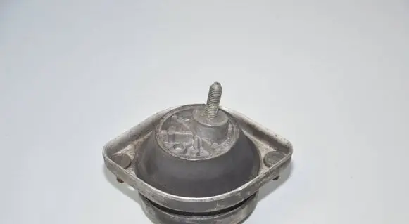 BMW 5 E39 Engine mount bracket 1092895