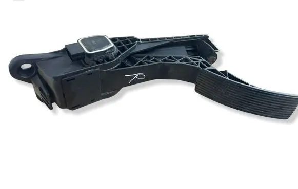 Accelerator throttle pedal