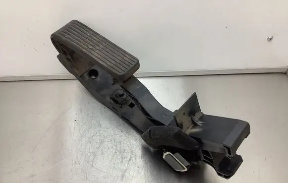 Mercedes-Benz E W211 Accelerator throttle pedal A2113000604