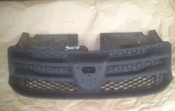 Dacia Sandero Front bumper upper radiator grill