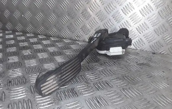 Accelerator throttle pedal