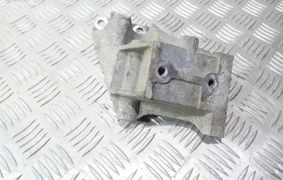 Suzuki SX4 Engine mounting bracket