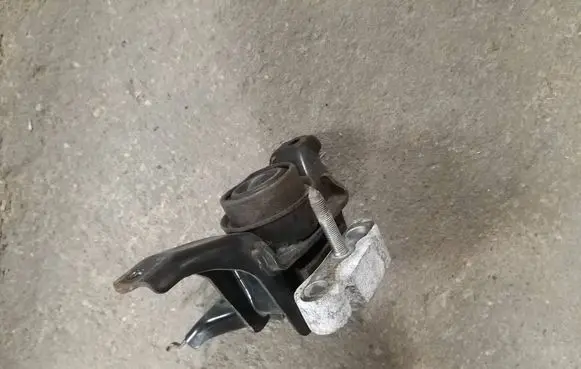 Toyota Yaris Engine mount bracket 