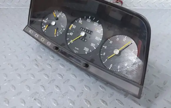 Mercedes-Benz 200 300 W123 Speedometer (instrument cluster) A0095422806 A0105422706