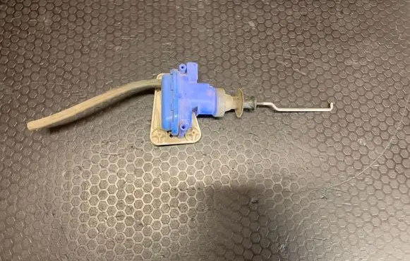 Audi 80 90 S2 B4 Central locking vacuum pump 893862123