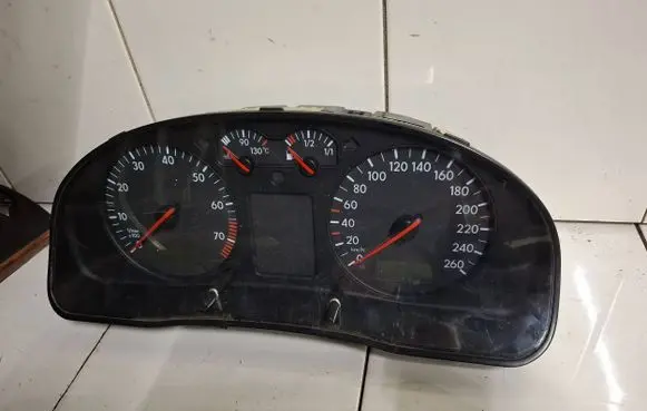 Volkswagen PASSAT B5 Speedometer (instrument cluster) 3B1919880 110008920027
