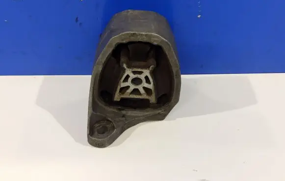Volvo XC90 Engine mount bracket 31480564 31330592