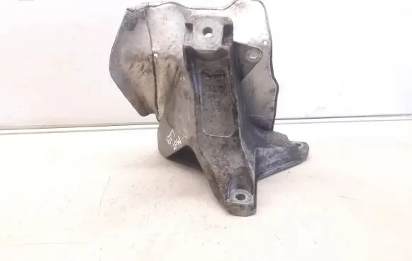 Audi A4 S4 B7 8E 8H Engine mounting bracket 8E0199308A