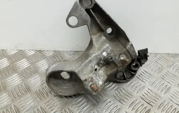 Audi A4 S4 B6 8E 8H Engine mounting bracket 8E0199352F