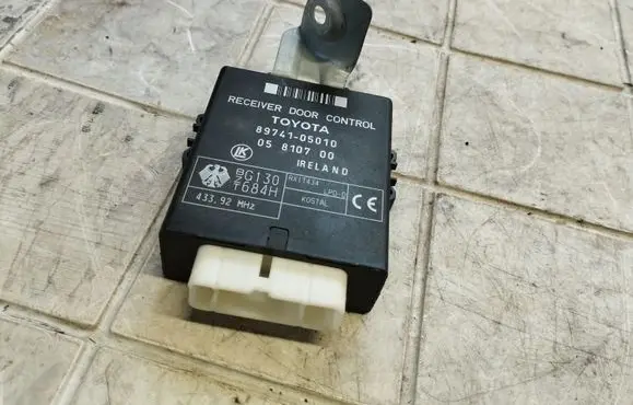 Toyota Avensis T220 Door control unit/module 8974105010