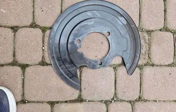 Opel Insignia B Rear brake disc plate dust cover 84145655