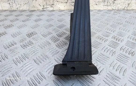Accelerator throttle pedal
