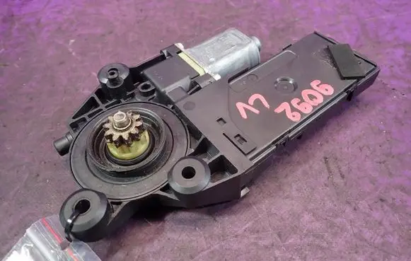 Renault Megane III Front door window regulator motor 