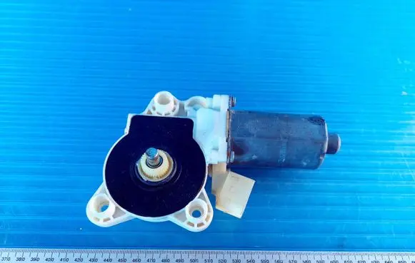 Mercedes-Benz E W211 Front door window regulator motor 0130821971