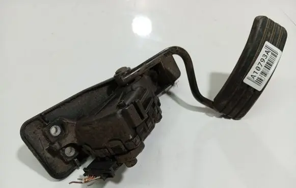 Accelerator throttle pedal
