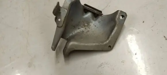 Engine mounting bracket