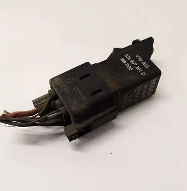 Volkswagen Golf V Glow plug pre-heat relay 0281003038