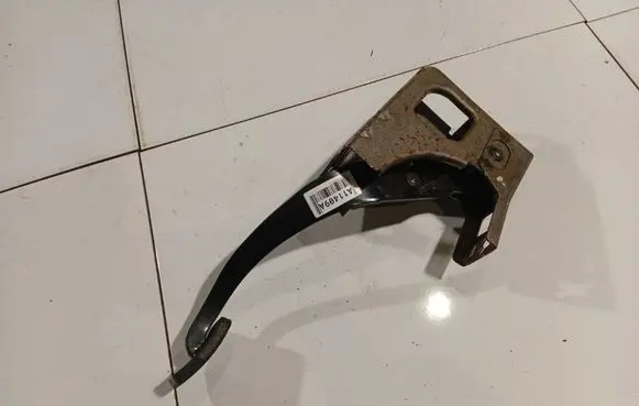 Chrysler Sebring (JS) Brake pedal