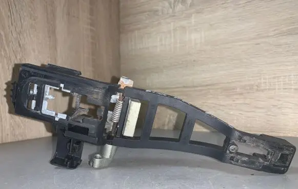 Rear door exterior handle/bracket